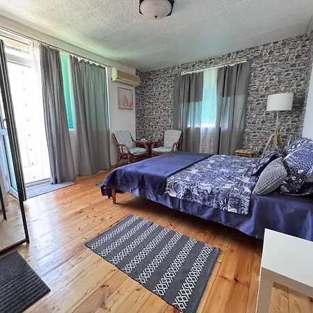 Проживание в семье The Two Anchors