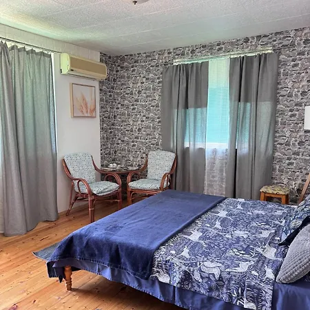 The Two Anchors * نيسيبار