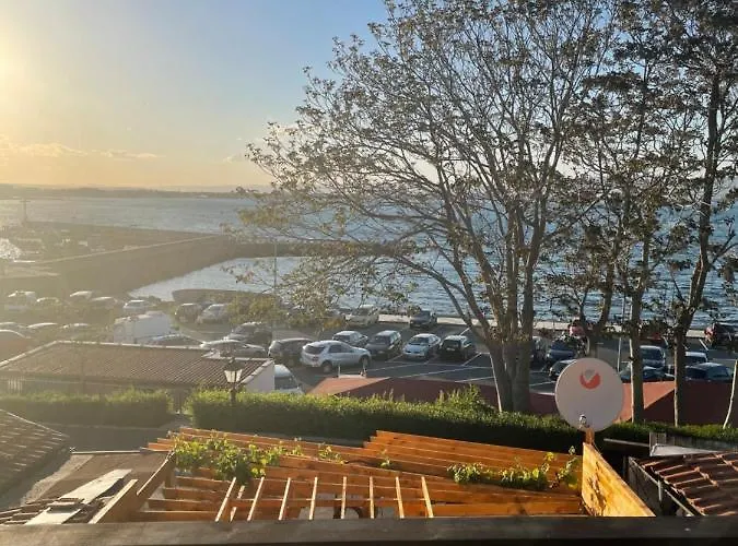 Проживання в сім'ї The Two Anchors