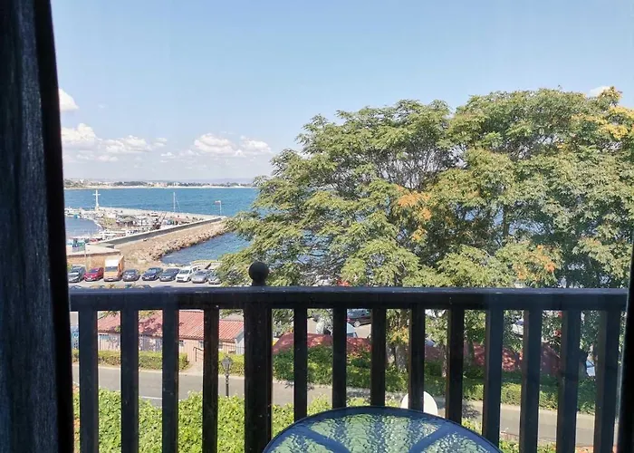 Проживання в сім'ї The Two Anchors *