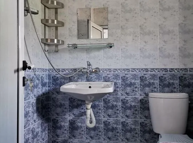 The Two Anchors Проживання в сім'ї Несебир