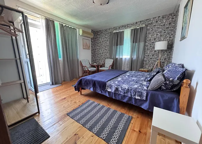 Проживання в сім'ї The Two Anchors