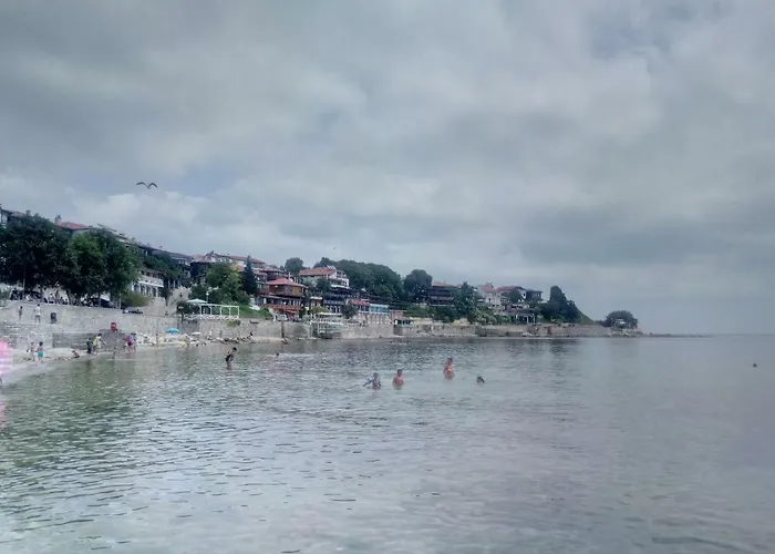 The Two Anchors Проживання в сім'ї Несебир